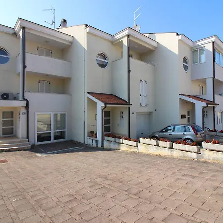 Malerisches Mit Mediterranem Garten - Nur 450 Meter Zum *