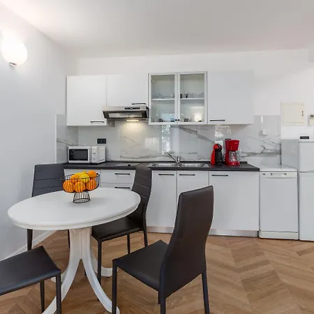 Malerisches Mit Mediterranem Garten - Nur 450 Meter Zum * بوريتش