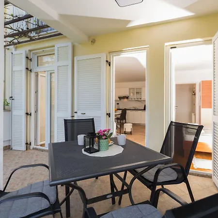 Malerisches Mit Mediterranem Garten - Nur 450 Meter Zum * Porec