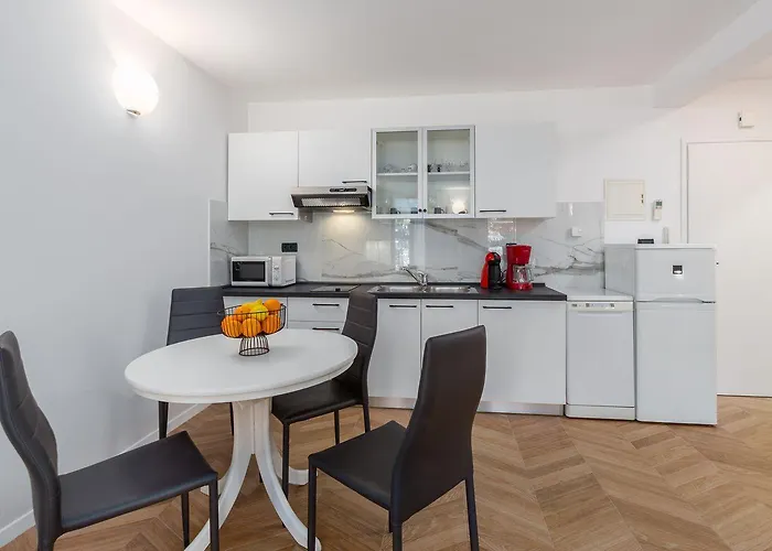 Malerisches Mit Mediterranem Garten - Nur 450 Meter Zum * Poreč