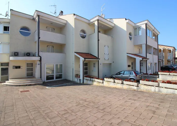 Malerisches Mit Mediterranem Garten - Nur 450 Meter Zum *